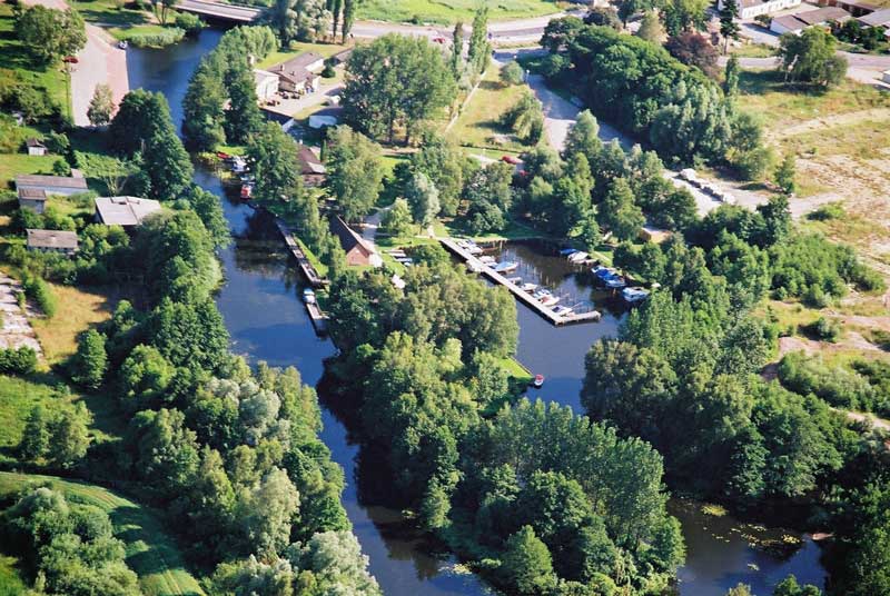 zeigt Luftbild mit Fluss Randow